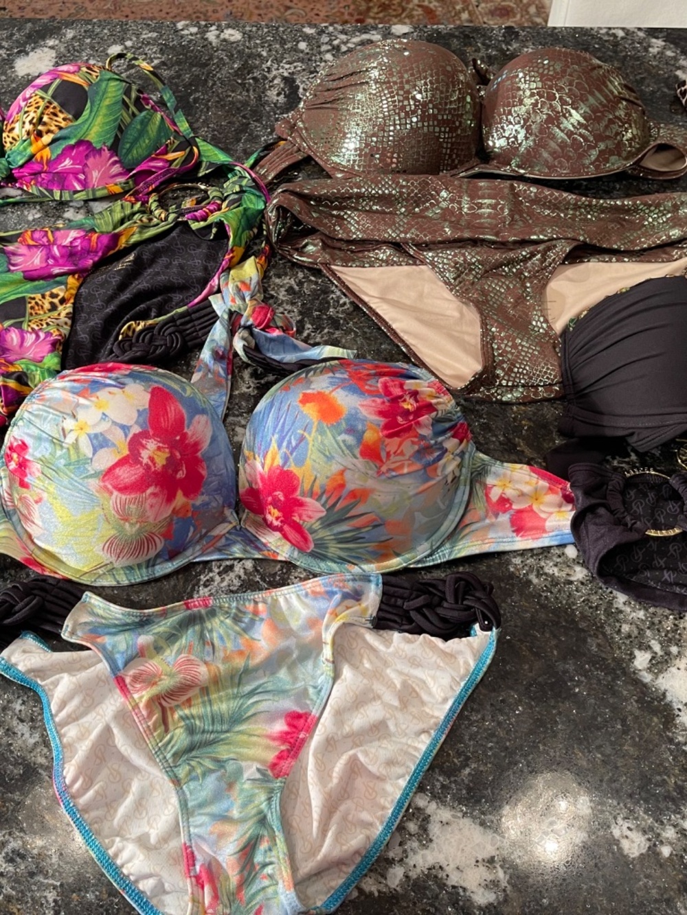 READ DESCRIPTION: all 36C bombshells I have so far all size bottoms